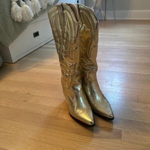 Boohoo Metallic Golden Cowgirl Boots, NWT and Box | Eras Tour Outfits, Concert